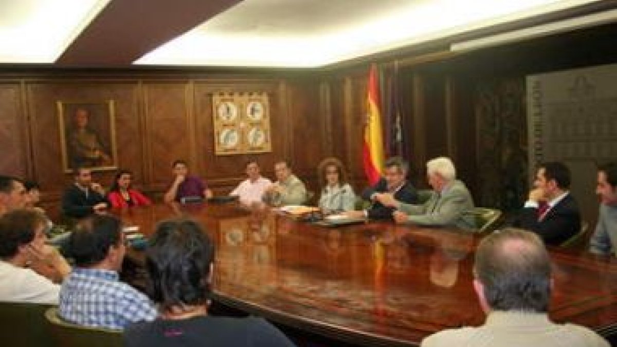 El alcalde y la concejala durante la firma del acuerdo.