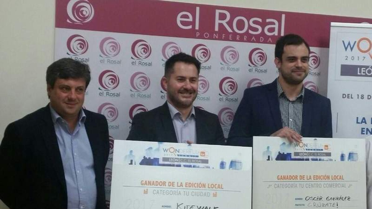El responsable de El Rosal, junto a los promotores de las dos iniciativas galardonadas. DL