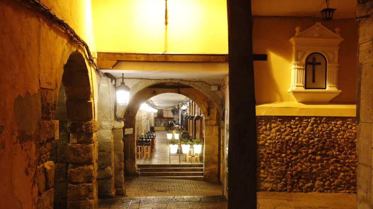Calle Matasiete, con la hornacina donde se coloca una campanilla de aceite cuando en el barrio hay un enfermo en trance de muerte. DL