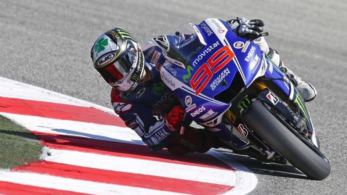 Jorge Lorenzo traza una curva en el circuito de Misano, este sábado.