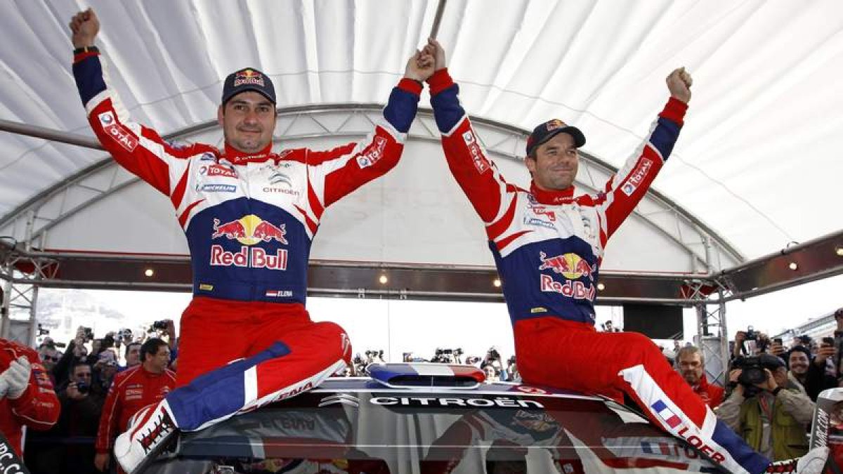 Loeb (d) junto a su inseparable Daniel Elena, celebra el triunfo en el Rally de Francia y el consiguiente título mundial.