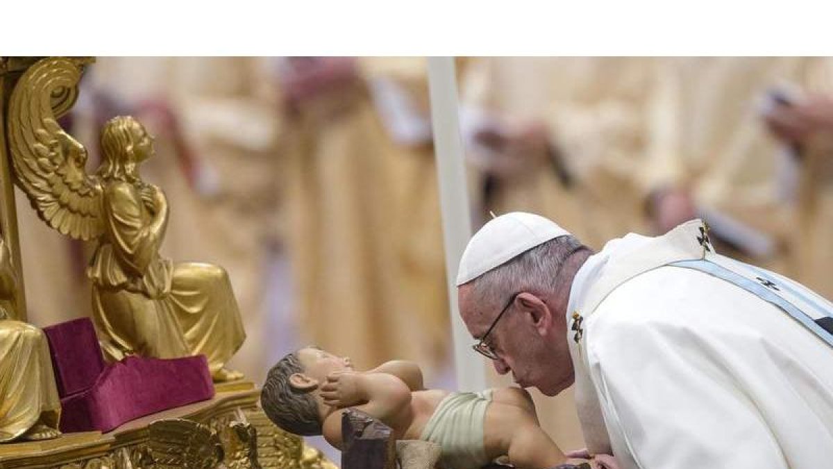El papa Francisco, ayer, durante la misa de Año Nuevo en San Pedro. ANGELO CARCONI