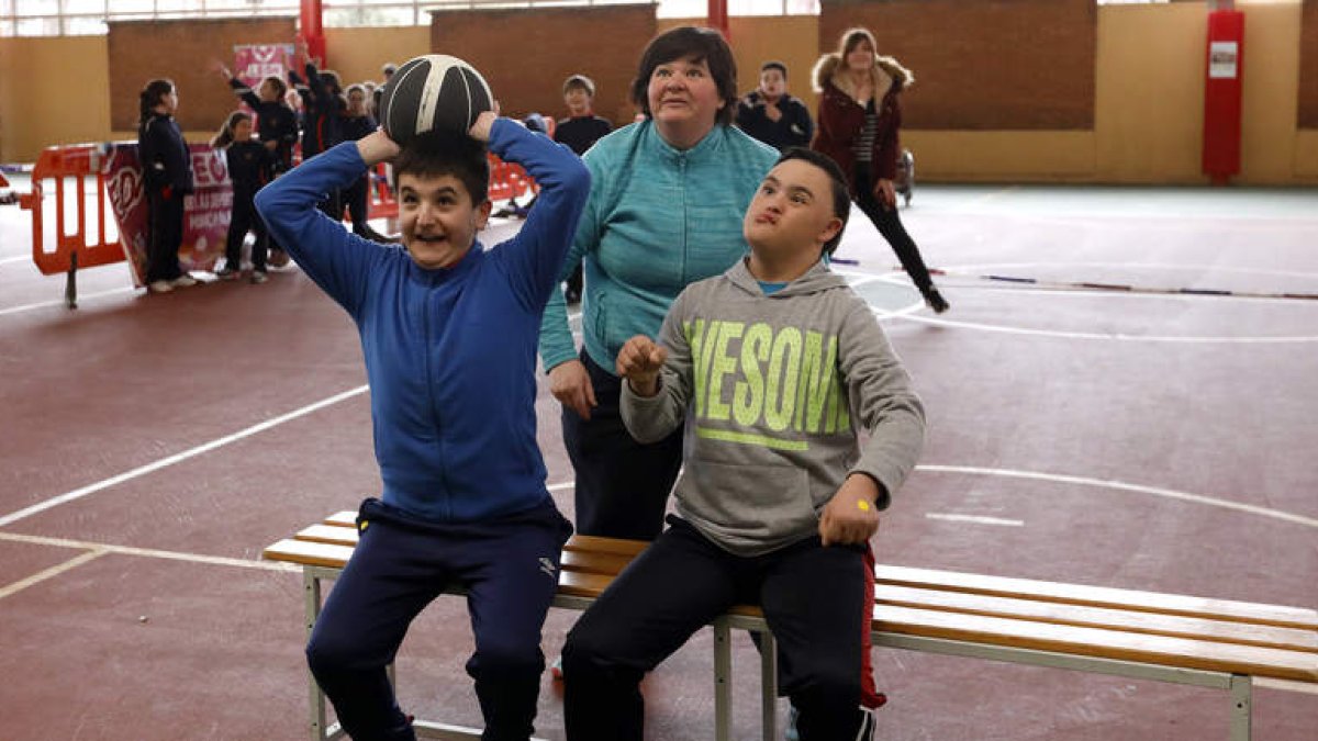 Alumnos con alguna discapacidad participan en el aula de integración en el Colegio Leonés. MARCIANO