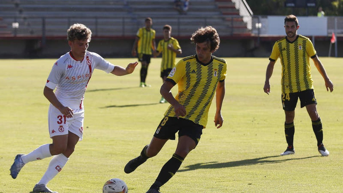Marcos González, a la izquierda, durante un lance del partido en el Área Deportiva. FERNANDO OTERO