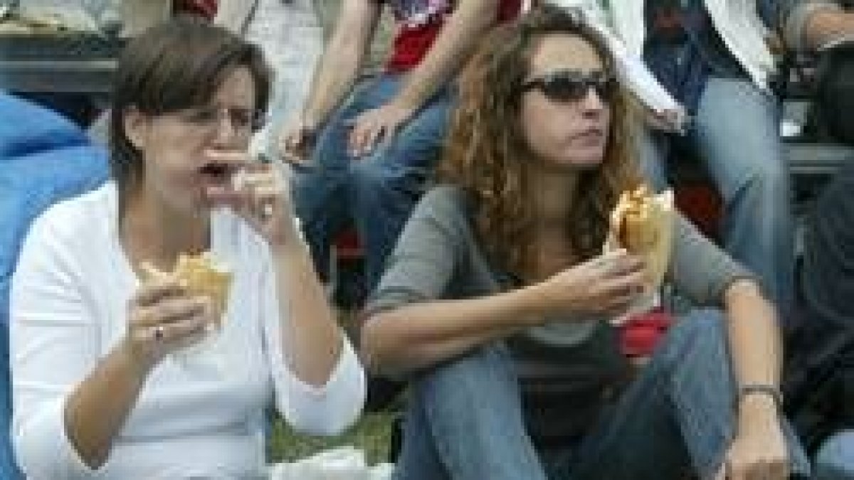 Bocadillos de chorizo para soportar una larga jornada política y festiva