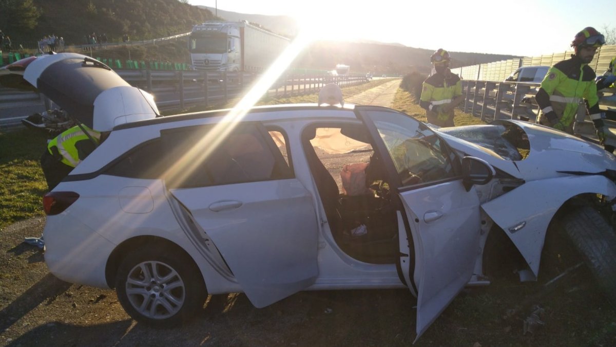 Imagen del tercer accidente, en Torre del Bierzo, este domingo. BOMBEROS PONFERRADA