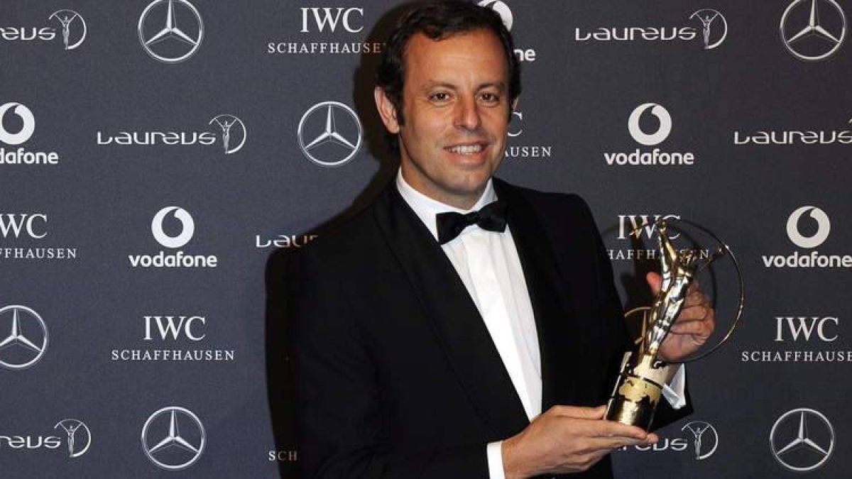 Sandro Rosell posa con su premio Laureus.