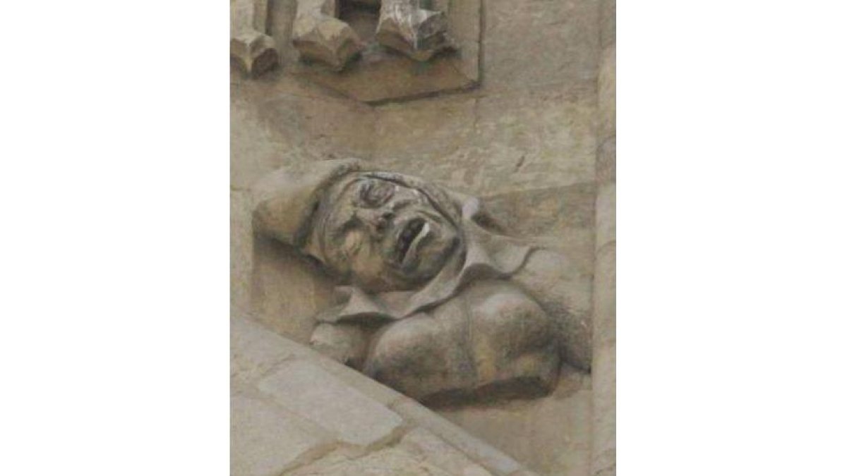 Una anciana se retuerce en la fachada de la catedral