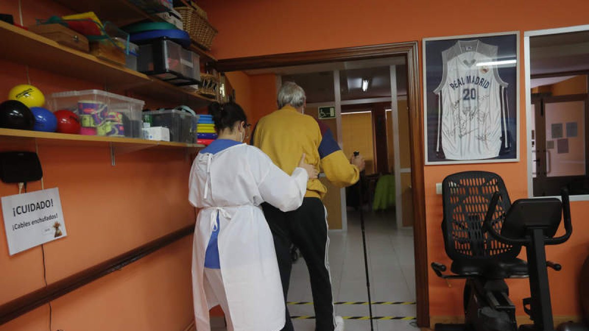 Una persona realiza rehabilitación en la Asociación de Esclerosis Múltiple en León. JESÚS F. SALVADORES