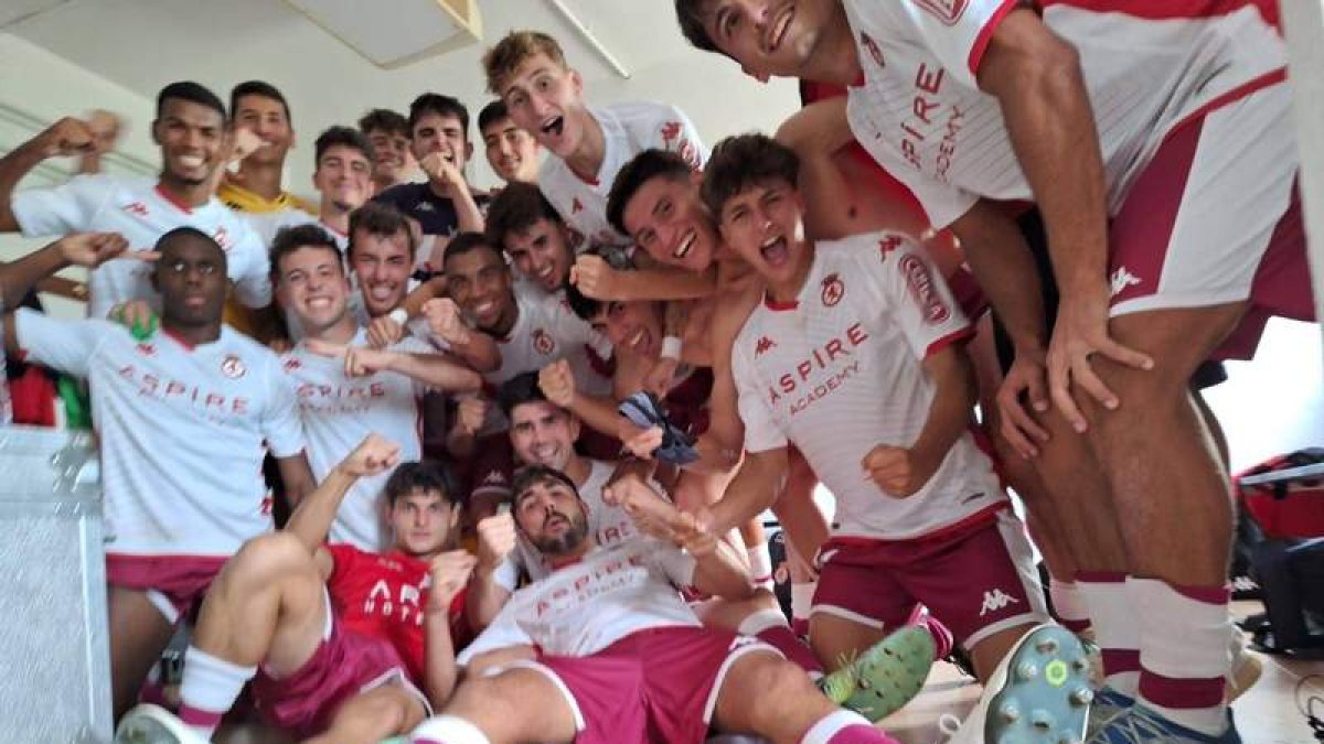 Los jugadores del Júpiter Leonés celebran el triunfo en Becerril. DL