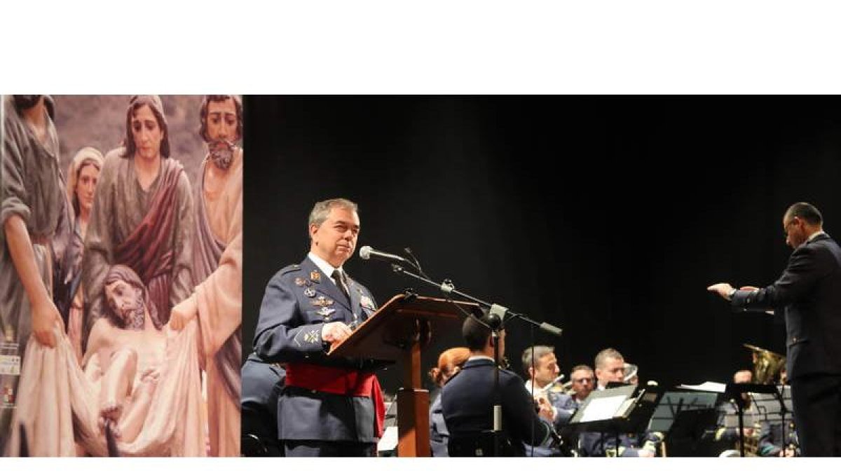 El teniente general del Aire, actual comandante del Centro de Operaciones Aéreas Combinadas de la OTAN en la base aérea de Torrejón, ayer sobre las tablas del Bergidum. ANA F. BARREDO