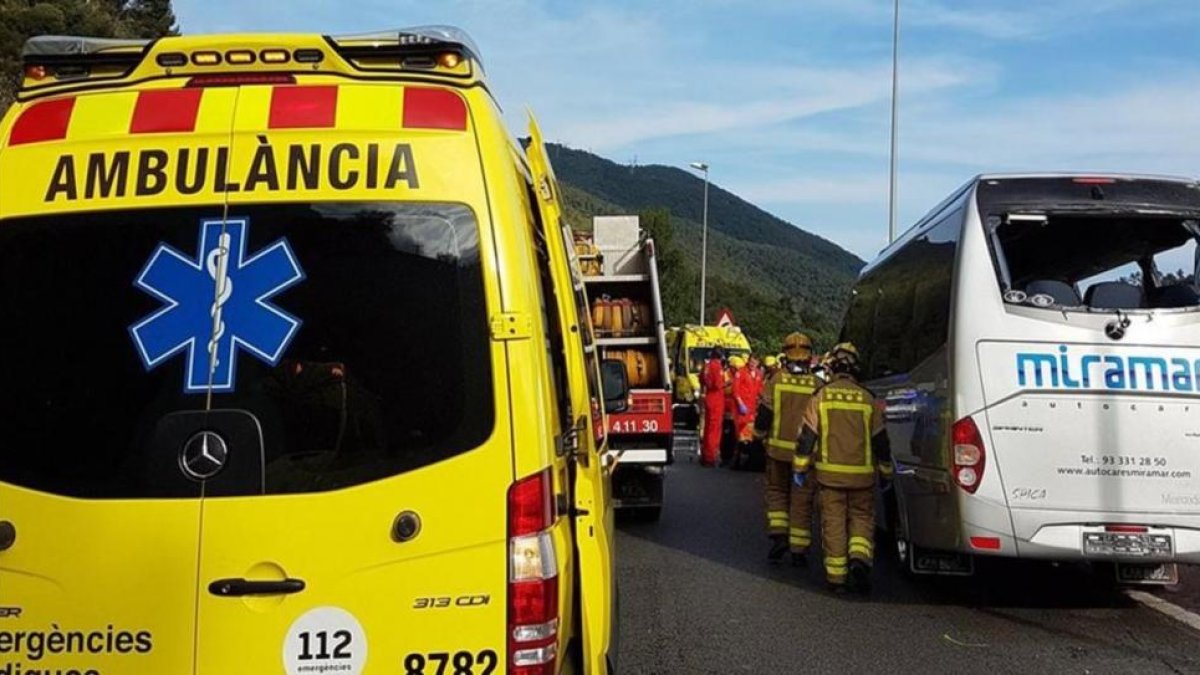 Efectivos de emergencias trabajan en el accidente de la C-17 a la altura de La Garriga