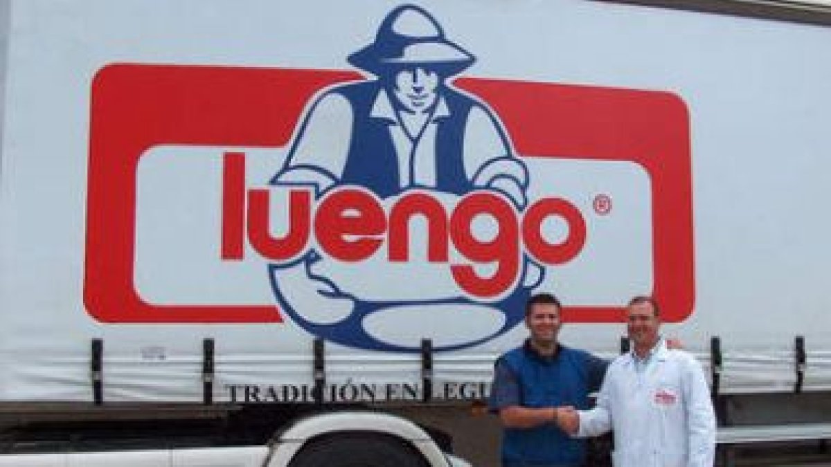 Javier Benéitez, con un responsable de Luengo.