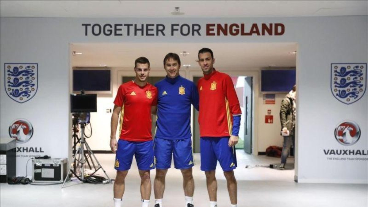 Azpilicueta, Lopetegui y Busquets posan antes de la rueda de prensa ofrecida en el estadio de Wembley.