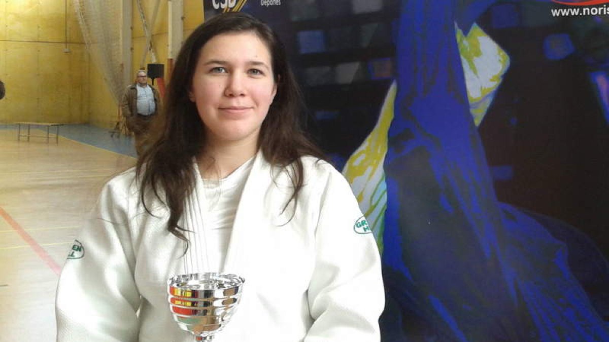 Eszter Vanda Borhi posa con el trofeo de subcampeona.