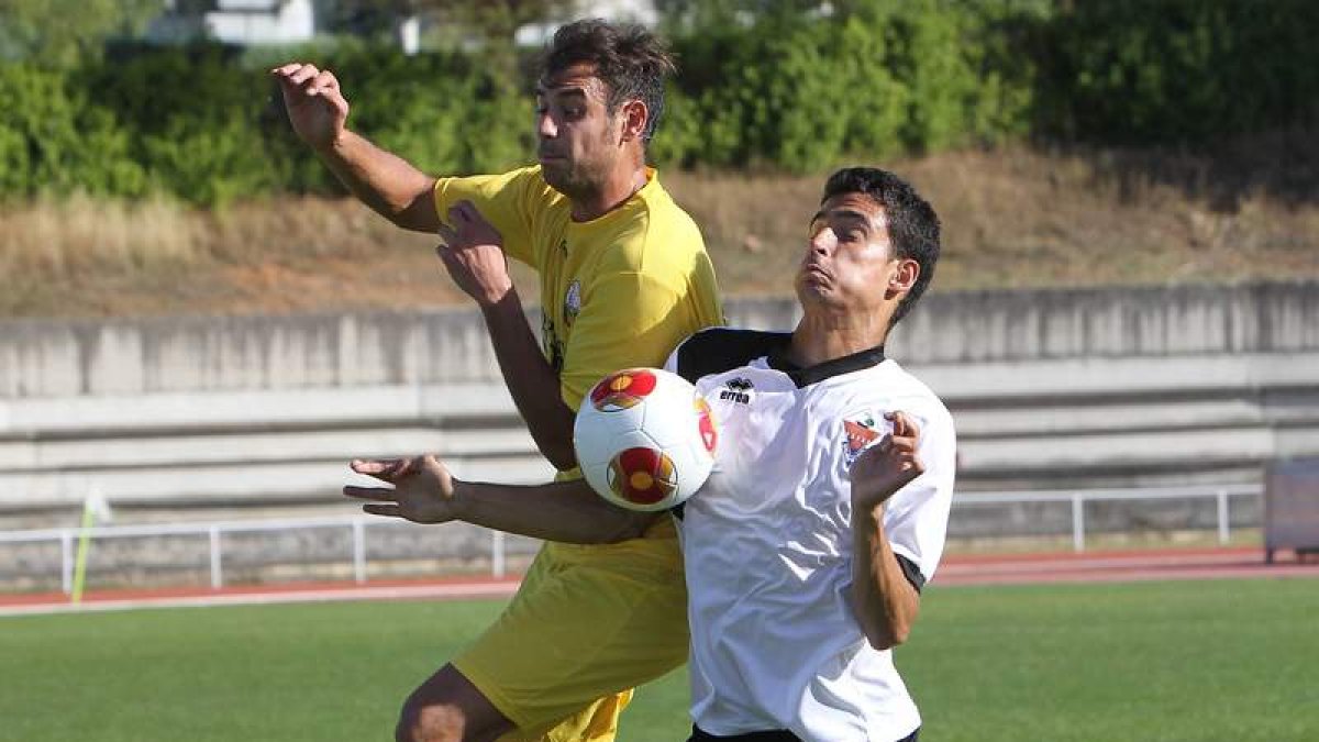 Visa, a la izquierda, pugna por un balón con Gallego.
