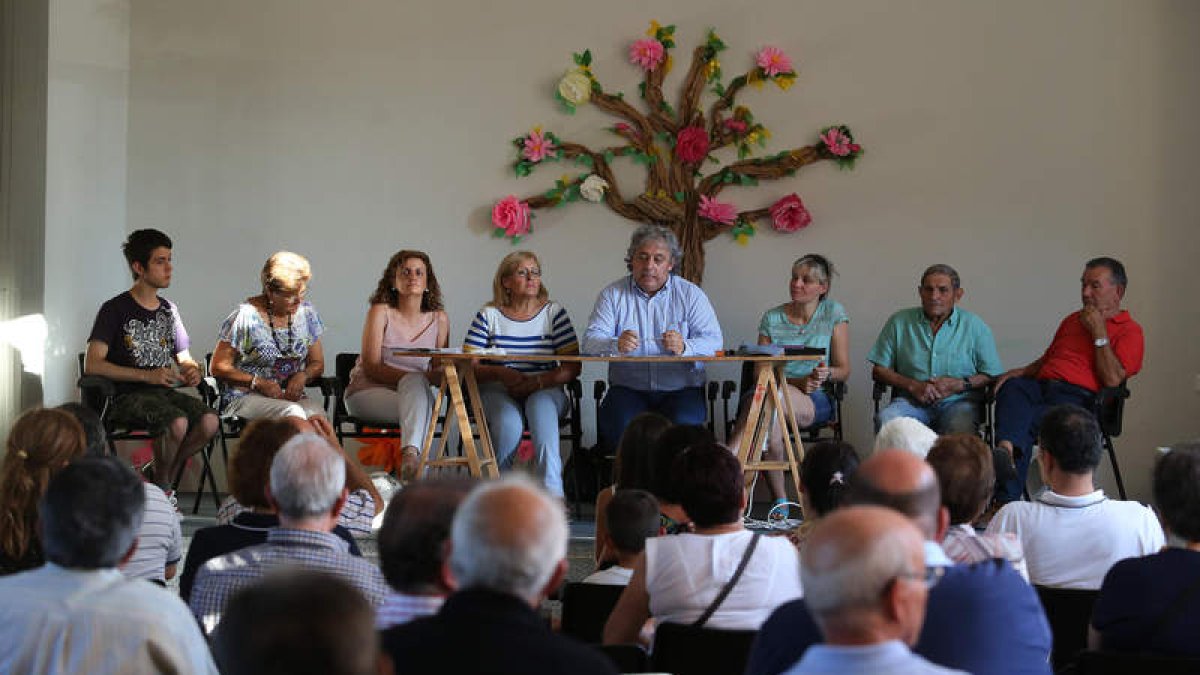 Reunión de vecinos de Flores del Sil celebrada ayer en el centro cívico del barrio.