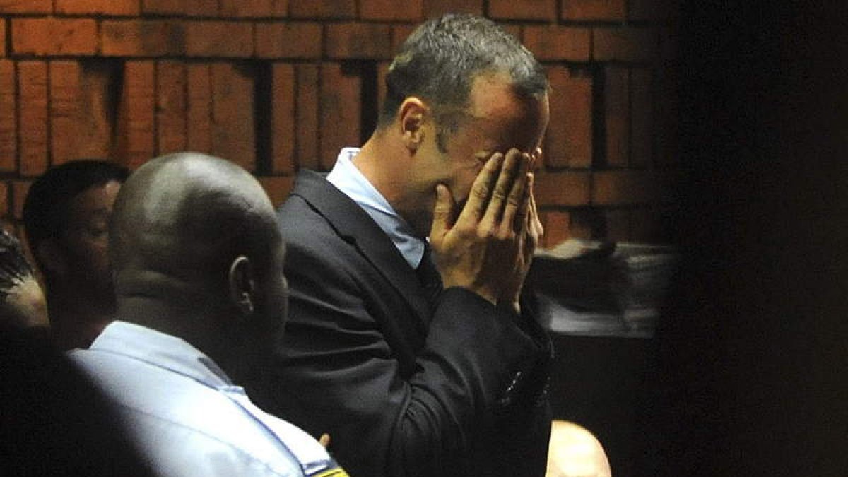 Oscar Pistorius rompe a llorar ante el fiscal que le acusó formalmente del asesinato de su novia.