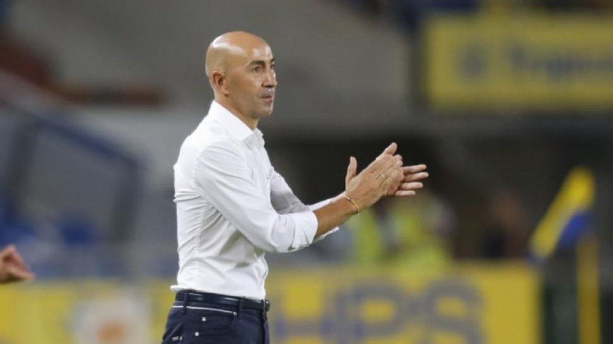 Paco Ayestarán dirigiendo un partido de Las Palmas