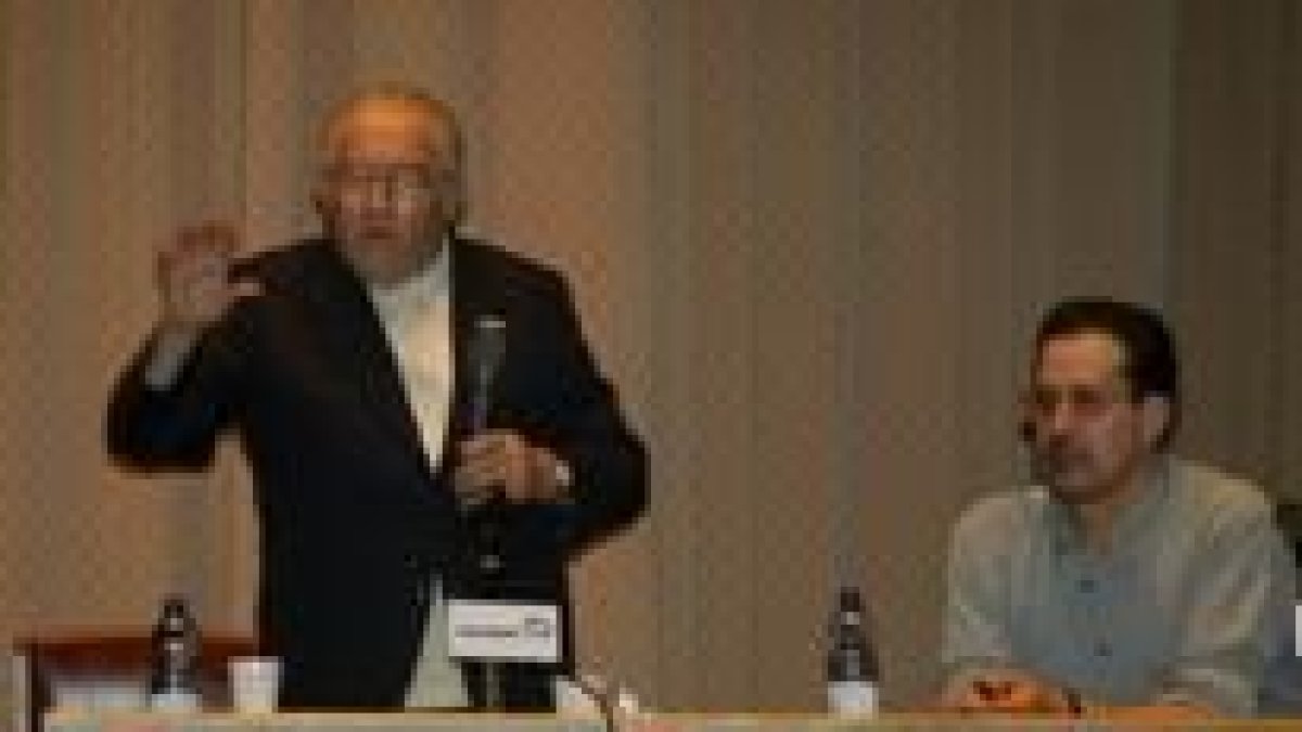 El filósofo Gustavo Bueno, junto al catedrático Manuel Esteban Sánchez, durante su ponencia de ayer