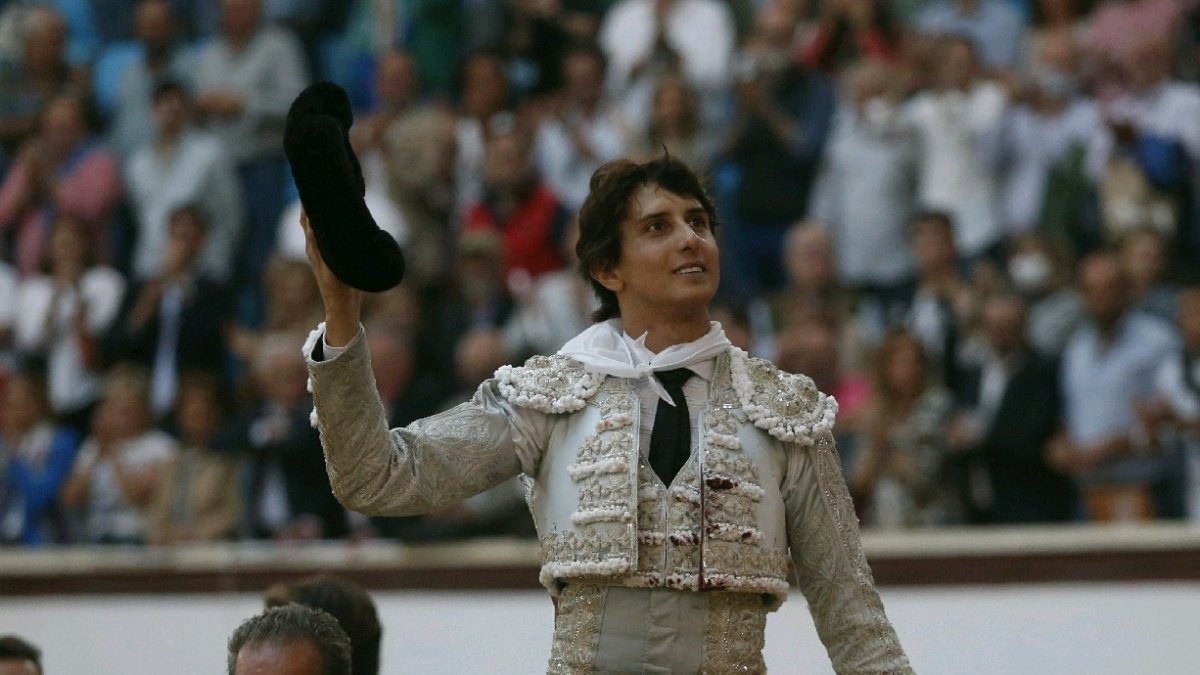 Roca Rey triunfó en la plaza del Parque. FERNANDO OTERO