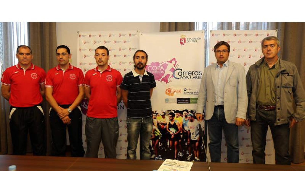 Emilio Orejas junto a los organizadores de la carrera.