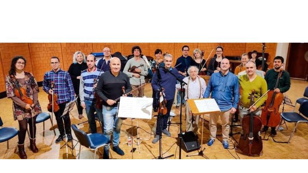 Formación actual de la Orquesta Ibérica de Cámara de León, que ha grabado la música de la creadora segoviana. dl