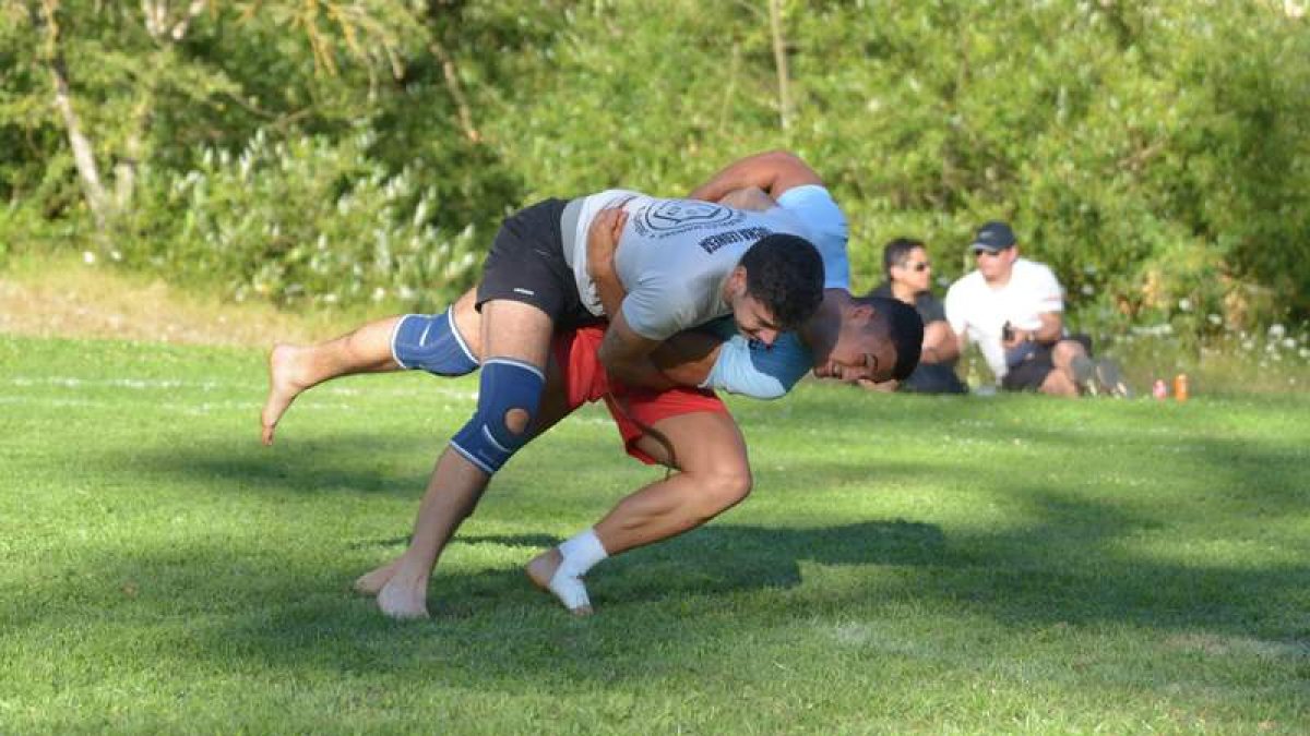 José Luis García frente a Adrián Rodríguez. en su combate en el corro de Taranilla ÁLVARO QUIÑONES