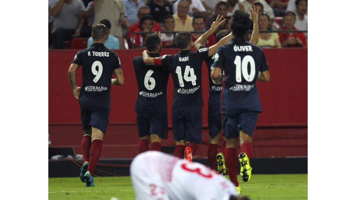 Los jugadores rojiblancos celebran el primer gol obra de Koke antes de llegar al descanso