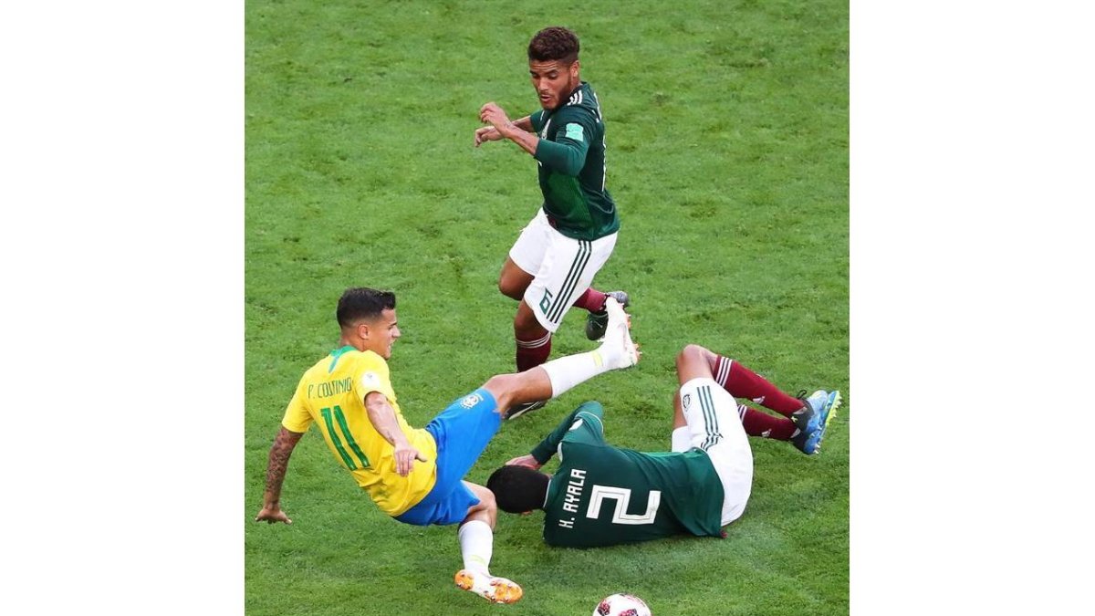 Coutinho trata de controlar ante jugadores mexicanos