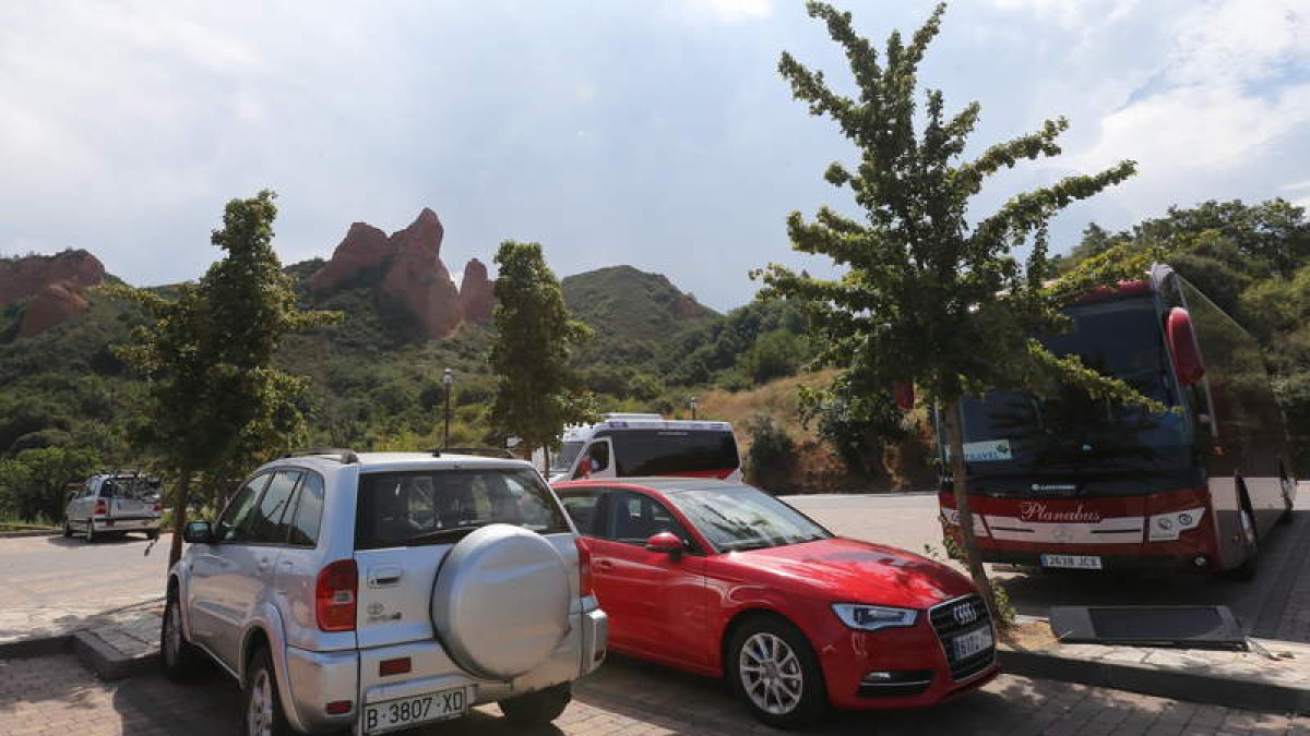 La zona habilitada para aparcar a la entrada del pueblo se queda en temporada alta pequeña ante la llegada de tanto vehículo. L. DE LA MATA