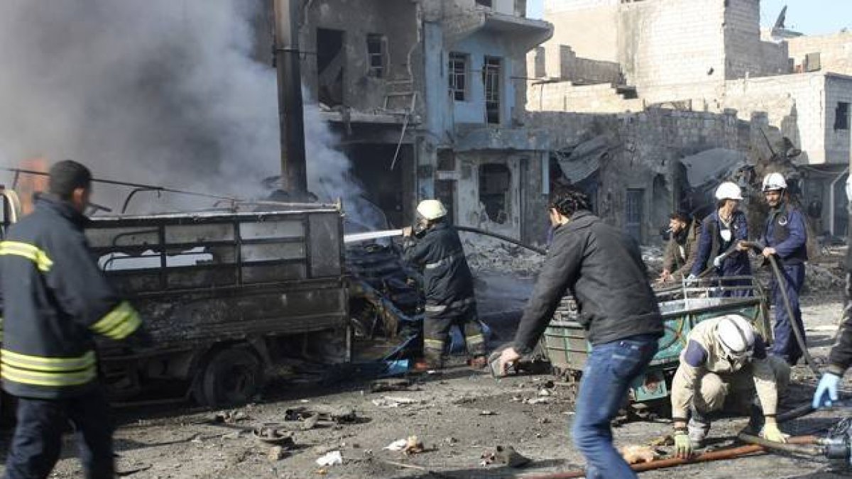Efectos del bombardeo en el barrio sirio de Masaken Hanano, en Alepo, este domingo.