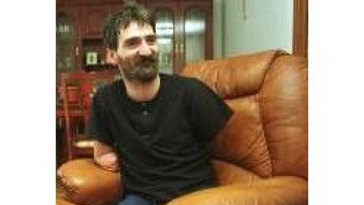José Calderón Crespo, en el salón de su casa en abril del año 2000
