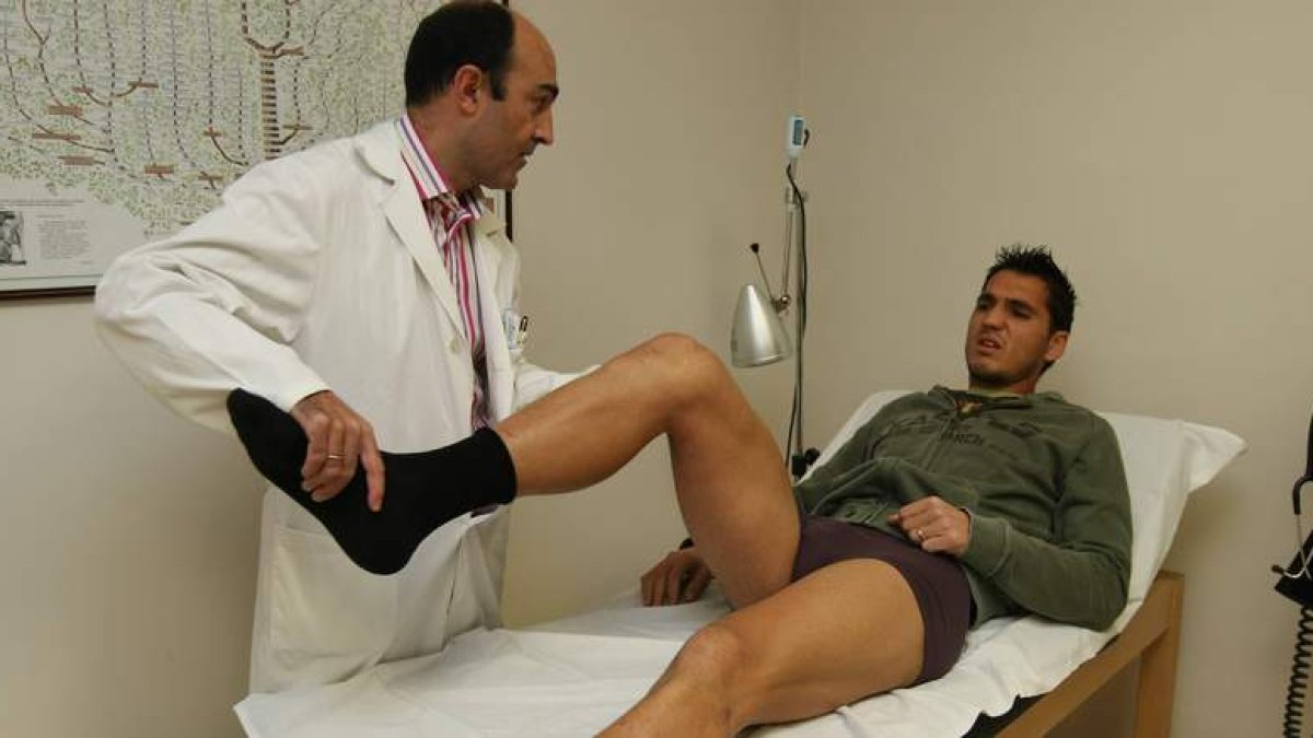 El doctor de la Cultural, Salustiano López, lleva años encargándose de velar por la salud de los jugadores del club leonés. RAMIRO