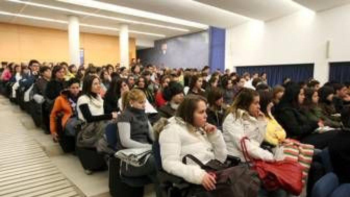 Los estudiantes llenaron el salón de actos de la Facultad de Biología