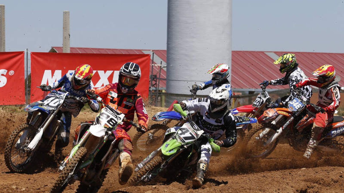 La élite del motocross nacional se cita hoy y mañana en el circuito de La Salgada. JESÚS F. SALVADORES