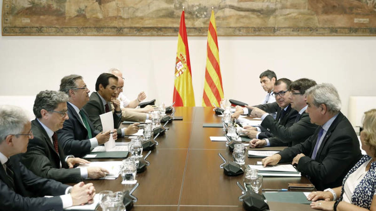 Asistentes a la reunión de la Junta de Seguridad. ANDREU DALMAU