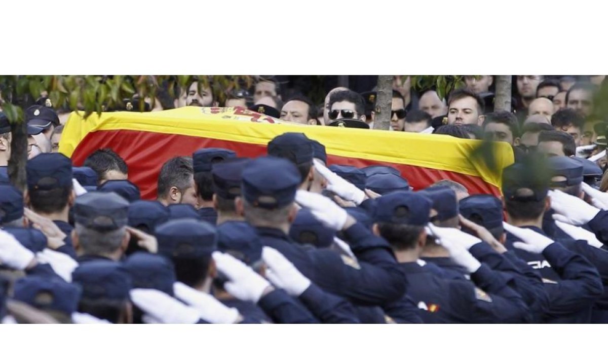 Policías nacionales reciben el féretro de Isidro Gabino San Martín a su llegada a Canillas