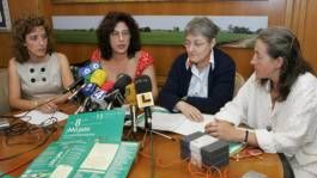 Las concejalas junto a las representantes de Aldea