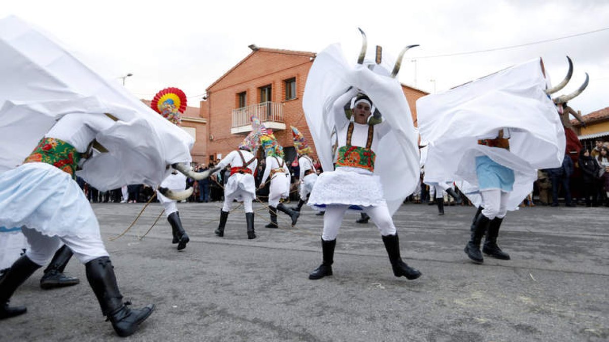 Algunos de los personajes del antruejo del municipio.