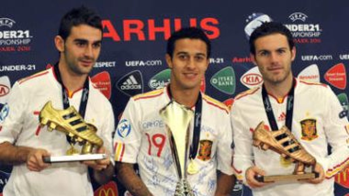 Adrian, Thiago y Mata (bota de oro, mejor jugador y bota de bronce).