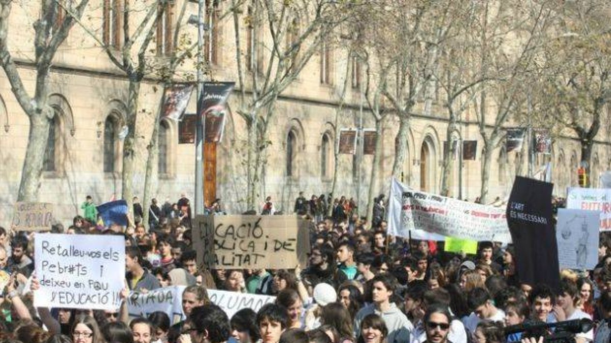 Participantes en la manifestación, en la plaza de la Universitat de Barcelona.