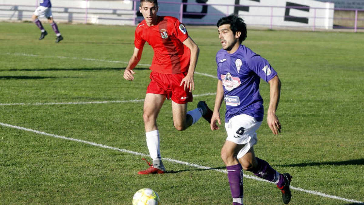 Mateo cerró el triunfo bañezano al marcar el segundo gol tras transformar un penalti. MARCIANO PÉREZ