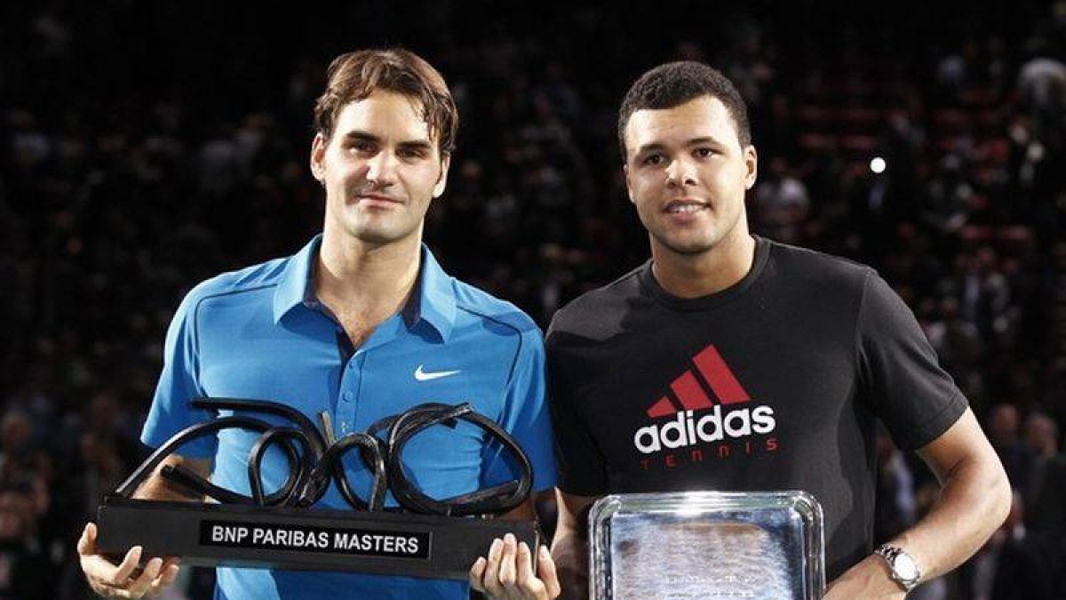 Roger Federer y Jo-Wilfried Tsonga posan con sus respectivos trofeos tras la final del torneo de Bercy.