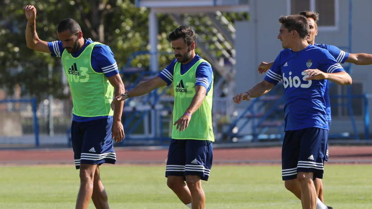 Yuri, a la izquierda, volverá al once titular de la Deportiva en Santo Domingo.