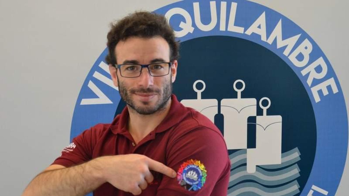 David con el escudo de VIllaquilambre en su camiseta. DL