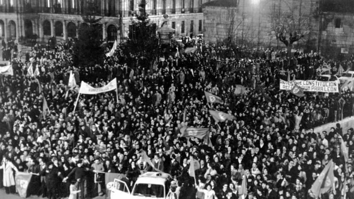 La histórica manifestación leonesista del 18 de marzo de 1978, antes de la Constitución. ARCHIVO DL