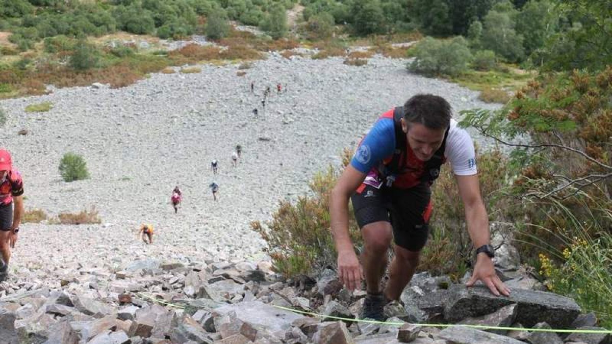 Corredores subiendo por una ladera en la edición del año pasado de la Cueto del Oso. DL
