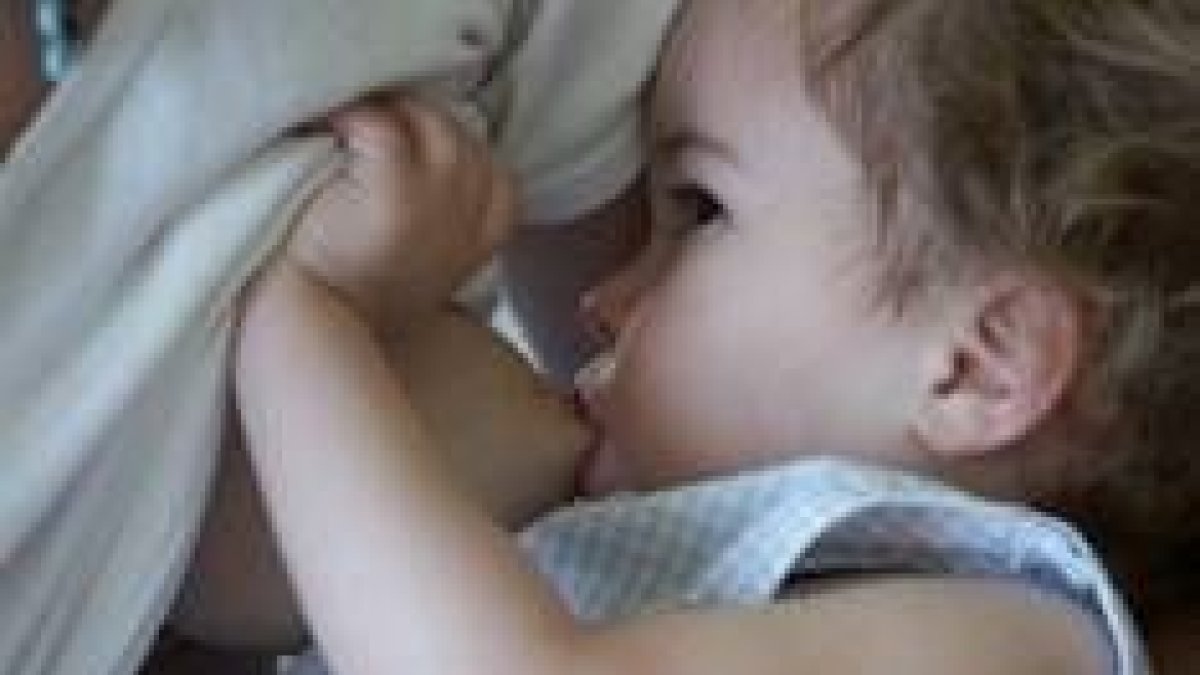 María, en el mes de mayo con dos años y medio, se alimentaba aún del pecho de su madre