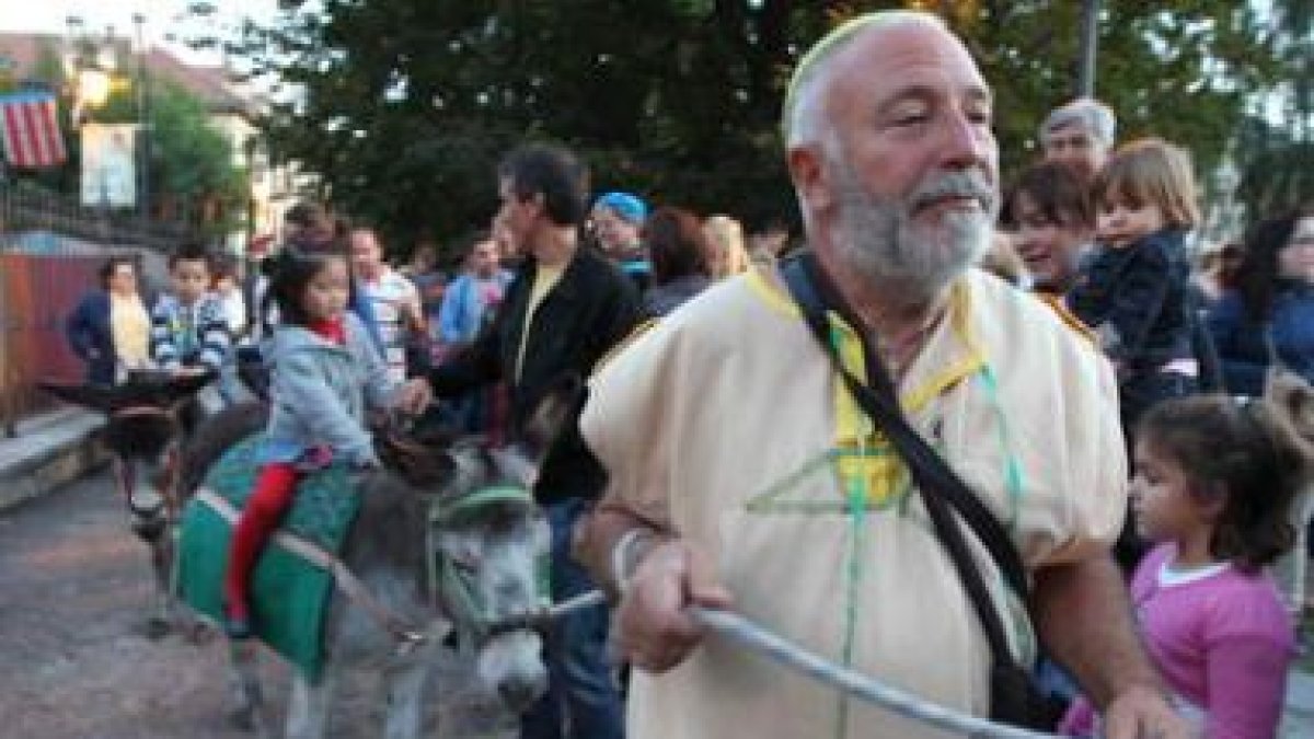 El paseo en burro es una de las actividades que más sorprende a los pequeños en el Cid.